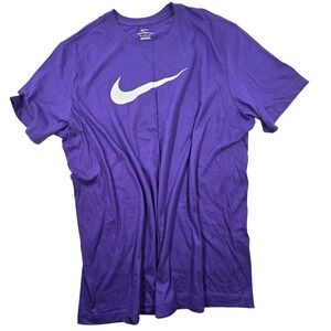 Nike Sportswear Swoosh Graphic Tee Purple Mens XL DO6657-550 NEW